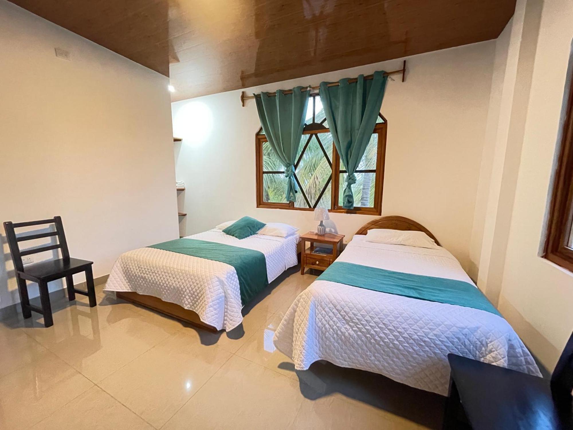 Hostal Muro De Las Lagrimas With High Speed Internet Starlink Puerto Villamil Exterior photo