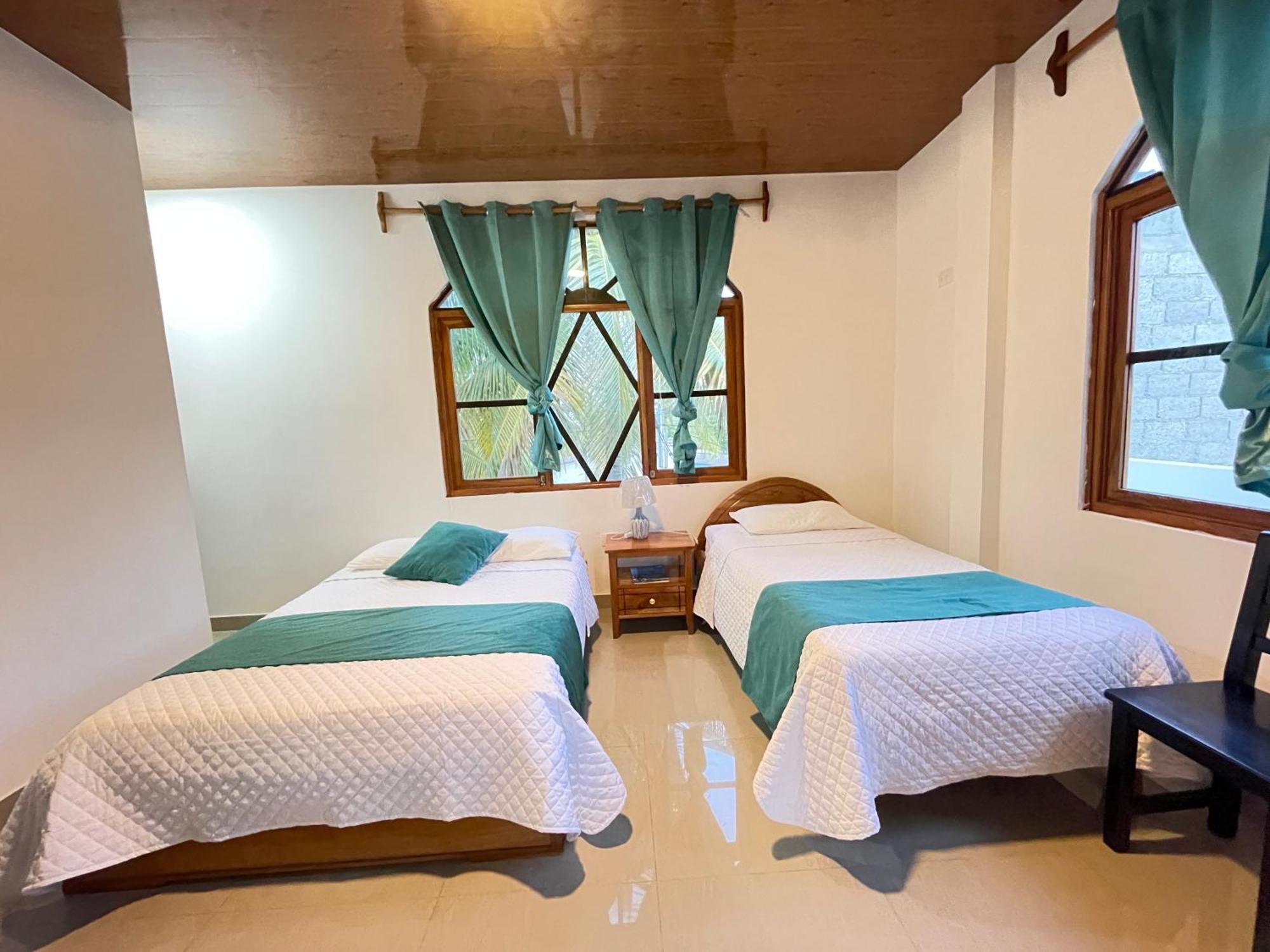Hostal Muro De Las Lagrimas With High Speed Internet Starlink Puerto Villamil Exterior photo