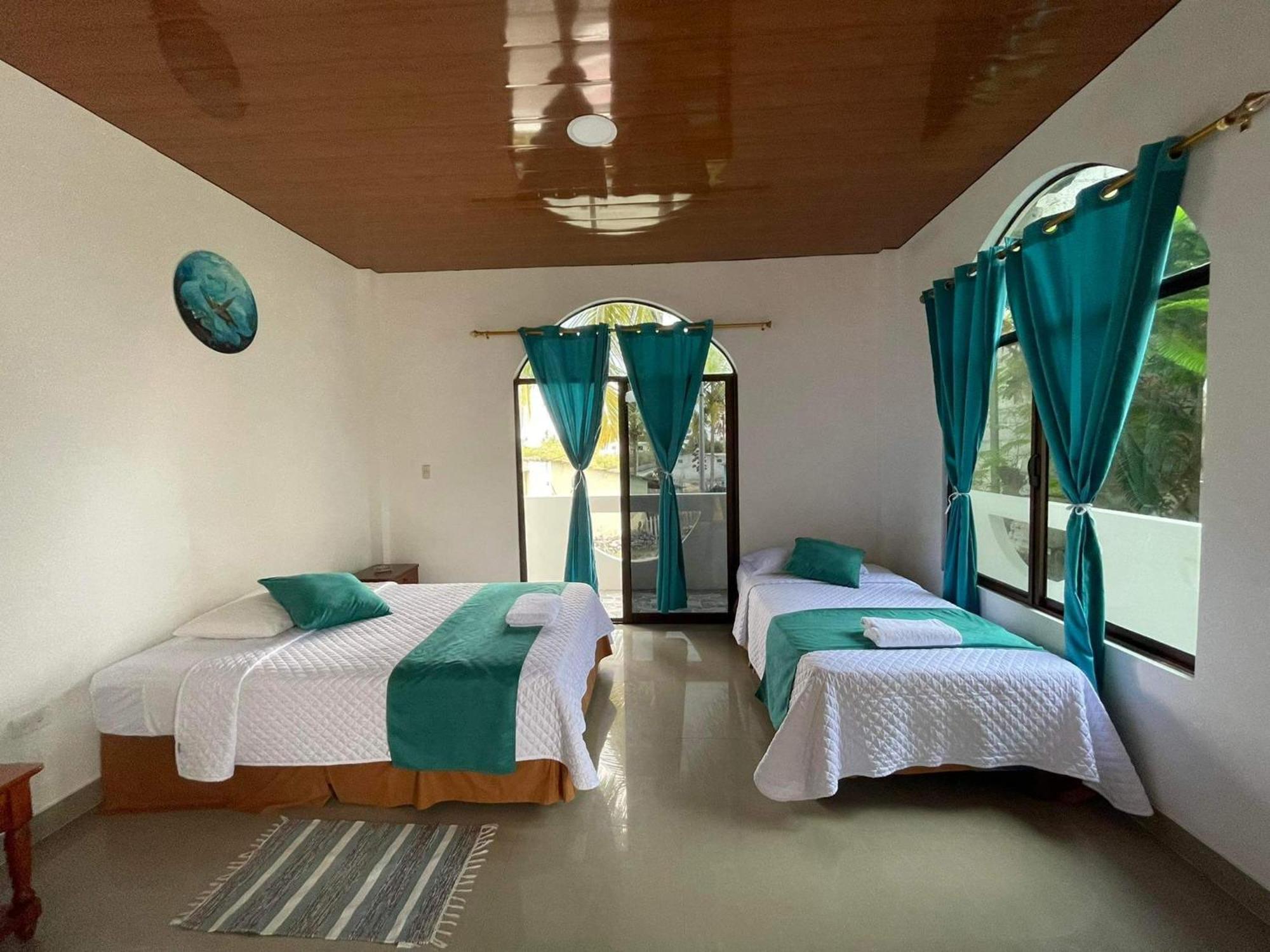 Hostal Muro De Las Lagrimas With High Speed Internet Starlink Puerto Villamil Exterior photo